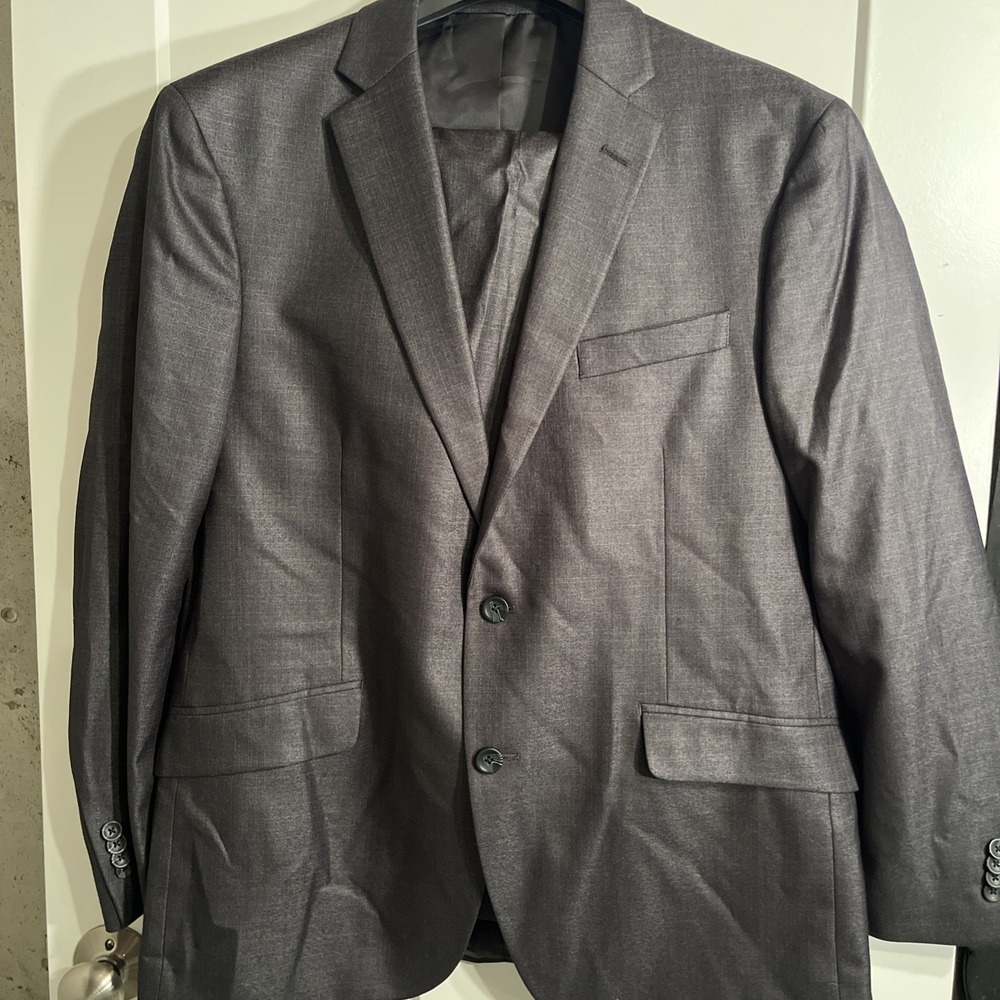 Kenneth Cole Reaction Men's Gray Suit Jacket 44R & Pants 34Wx32L